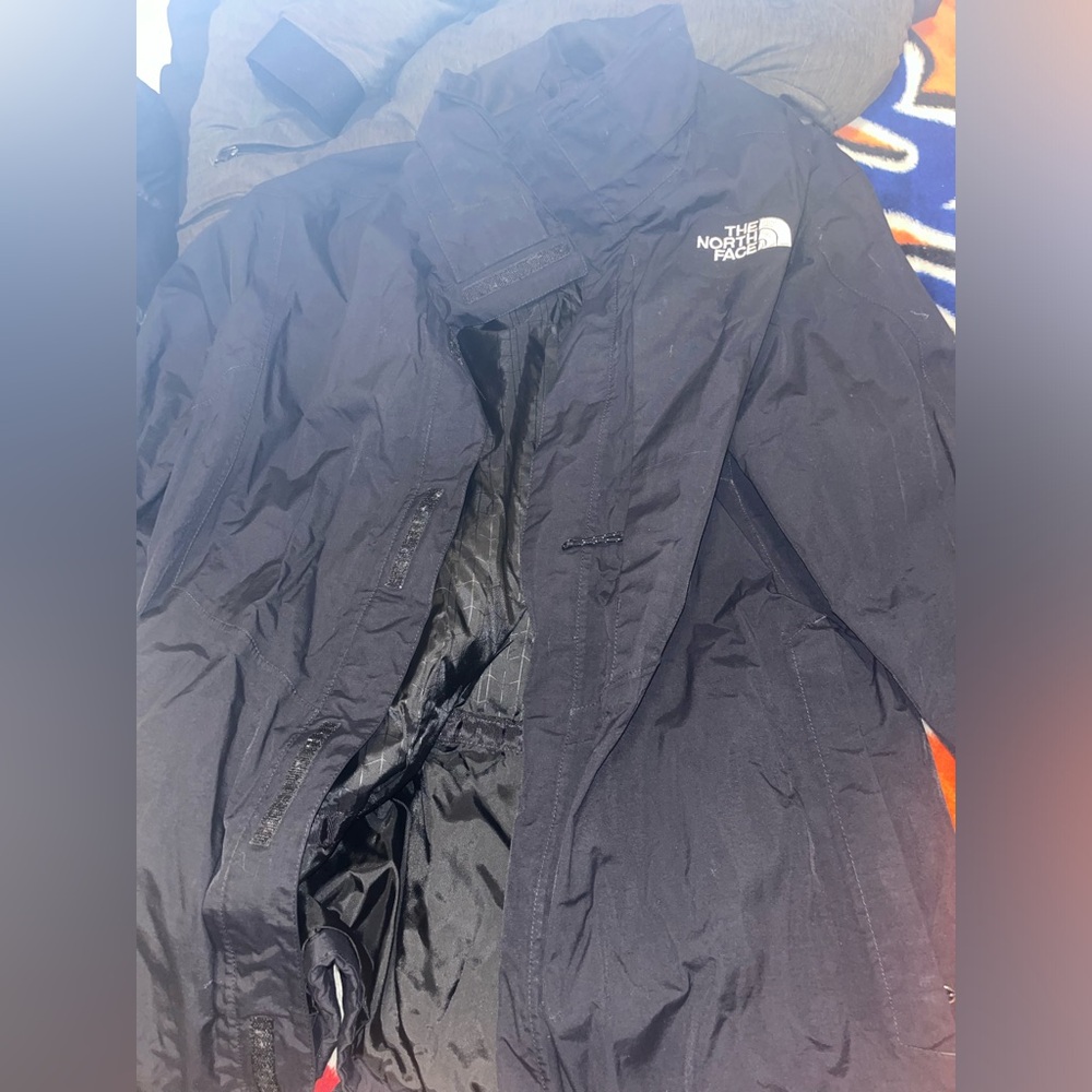 MENS NORTH FACE SKI JACKET (NOT GOOSE DOWN) SIZE LARGE USED IN GOOD CONDITION.